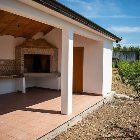 New Spacious With Big Courtyard * Podstrana