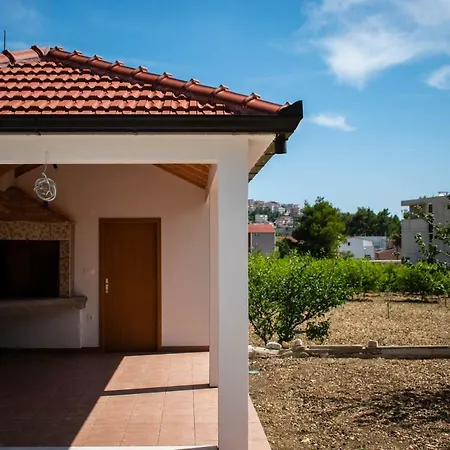 New Spacious With Big Courtyard * Podstrana