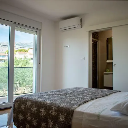 New Spacious With Big Courtyard * Podstrana