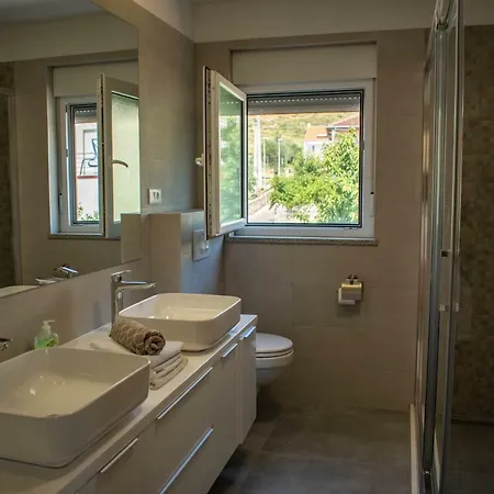 New Spacious With Big Courtyard Appartement Podstrana