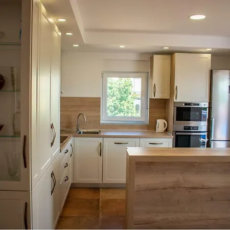 New Spacious With Big Courtyard Podstrana
