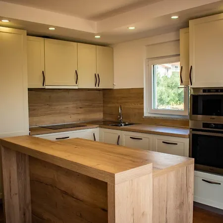 New Spacious With Big Courtyard Appartement