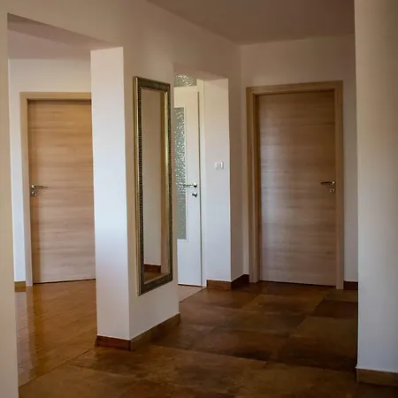 New Spacious With Big Courtyard Podstrana