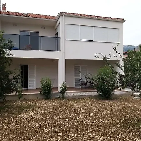New Spacious With Big Courtyard * Podstrana